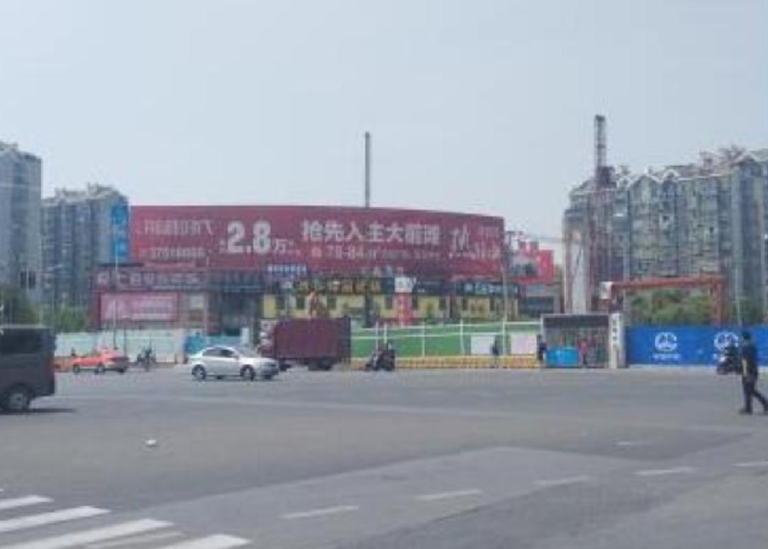 上海浦东新区周浦年家浜路西侧沪南公路北侧商铺东南角楼顶大牌